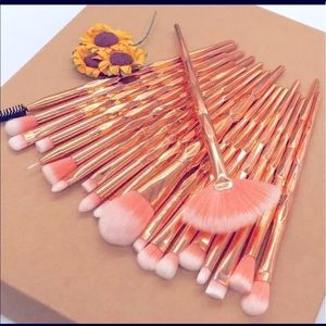 20-piece set of ombre golden makeup brushes